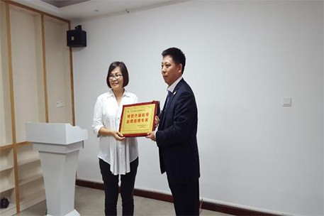 東莞市穎生實業(yè)有限公司授予牌匾 東莞市穎生實業(yè)有限公司授予牌匾