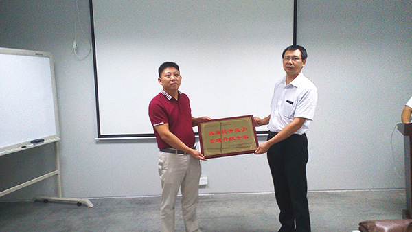 天行健贈(zèng)送正睿咨詢(xún)效益提升能手，管理升級(jí)專(zhuān)家牌匾