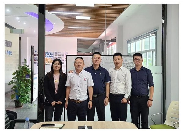 NIASI第四季度業(yè)績(jī)沖刺啟動(dòng)儀式合影 NIASI第四季度業(yè)績(jī)沖刺啟動(dòng)儀式合影