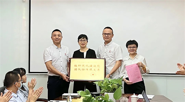 源生園姚總(左2)向正睿咨詢集團(tuán)頒發(fā)牌匾及感謝信 源生園姚總(左2)向正睿咨詢集團(tuán)頒發(fā)牌匾及感謝信