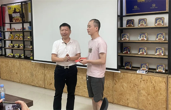 漁家翁總經(jīng)理(左)為優(yōu)秀團(tuán)隊(duì)頒獎(jiǎng) 漁家翁總經(jīng)理(左)為優(yōu)秀團(tuán)隊(duì)頒獎(jiǎng)