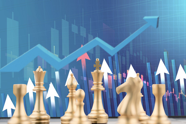 全面評估戰(zhàn)略風(fēng)險(xiǎn)，及時(shí)調(diào)整戰(zhàn)略方向