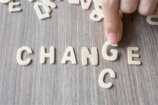 創(chuàng)新企業(yè)管理模式，引領(lǐng)行業(yè)變革，塑造品牌力量