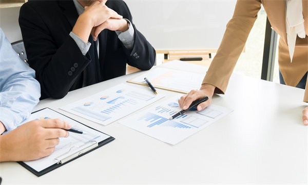 領(lǐng)導(dǎo)力發(fā)展與績(jī)效管理：培養(yǎng)領(lǐng)導(dǎo)力，推動(dòng)組織成功