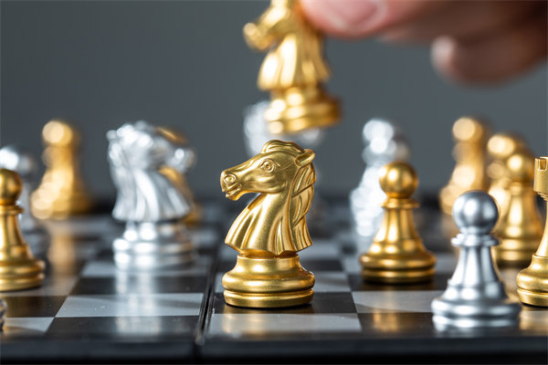 結(jié)合實(shí)際，談?wù)勂髽I(yè)在戰(zhàn)略薪酬設(shè)計(jì)時(shí)要注意哪些問題？