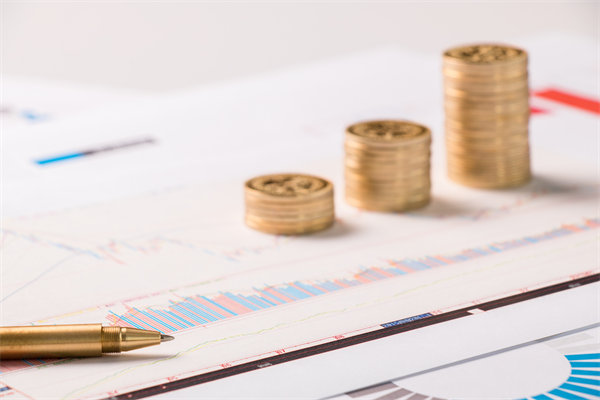 結(jié)合實(shí)際，談?wù)勂髽I(yè)在戰(zhàn)略薪酬設(shè)計(jì)時(shí)要注意哪些問(wèn)題？