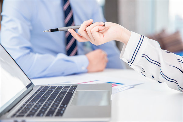 在績效溝通時，如何給員工提出改進意見促進績效增長？