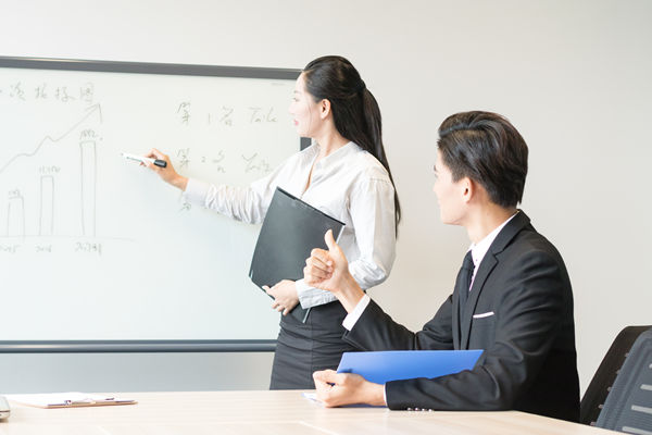 績效評估中如何平衡定量與定性指標(biāo)，提升評價質(zhì)量？