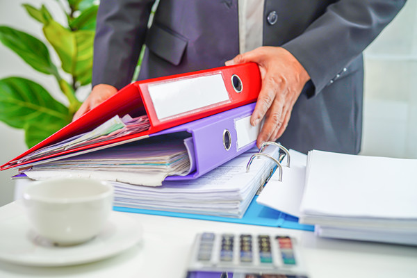 組織規(guī)劃中如何平衡集權(quán)與分權(quán)，促進(jìn)決策效率？