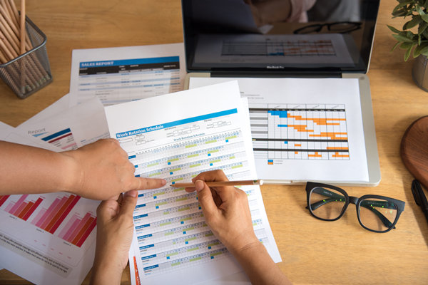 員工績效不佳時，應(yīng)采取哪些策略進(jìn)行干預(yù)與提升？