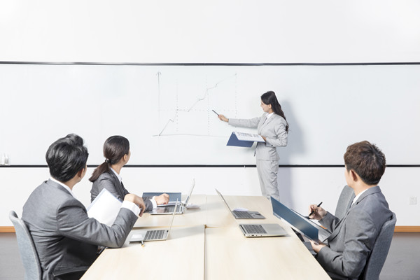 員工績效不佳時，應采取哪些策略進行干預與提升？