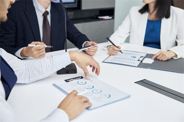 績效管理中，如何有效反饋以促進(jìn)員工持續(xù)改進(jìn)與成長？