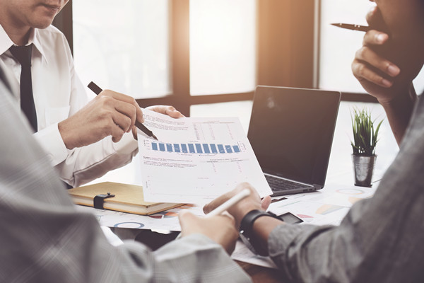 年度計(jì)劃中，如何量化評(píng)估風(fēng)險(xiǎn)與應(yīng)對(duì)策略？