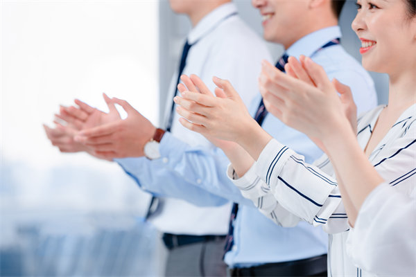 組織變革中，如何管理員工情緒與阻力，確保平穩(wěn)過渡？