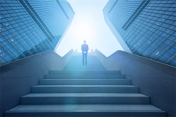 如何平衡新老員工薪酬差異，促進團隊和諧與效率？