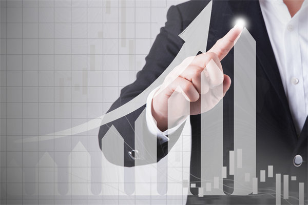 如何平衡長期戰(zhàn)略規(guī)劃與短期預(yù)算目標的矛盾與沖突？