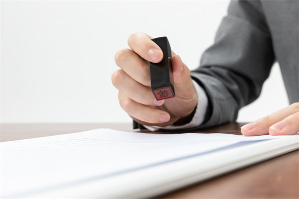 薪酬管理中如何確保合法合規(guī)，避免法律風(fēng)險(xiǎn)？