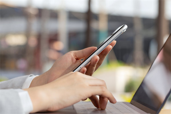 在遠程工作模式下，如何有效監(jiān)控與評估員工績效？