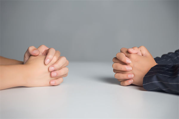 在薪酬談判中，如何把握員工的心理預(yù)期和企業(yè)底線？