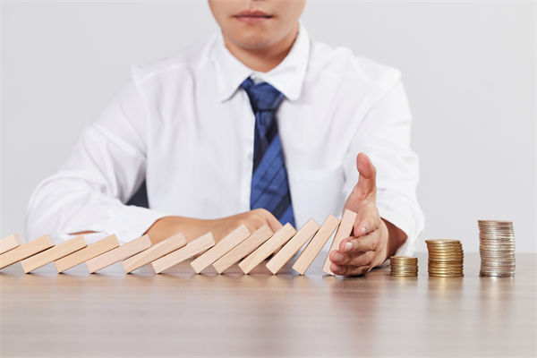 在年度經(jīng)營計劃中，如何有效識別并應(yīng)對潛在風(fēng)險？