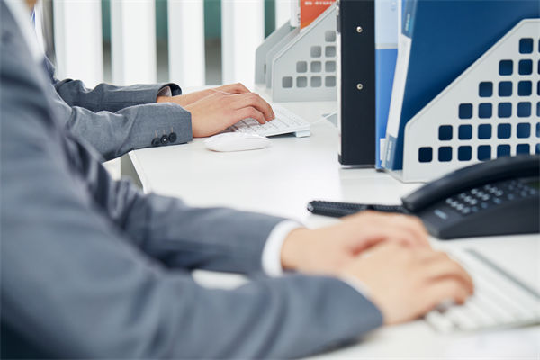 在組織變革中，如何確保員工順利過(guò)渡并減少負(fù)面影響？