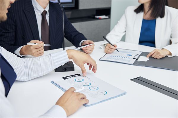 在組織變革中，如何確保員工順利過渡并減少負面影響？