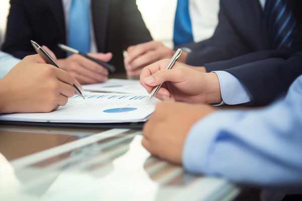 企業(yè)在推進(jìn)精益生產(chǎn)時(shí)，如何平衡短期目標(biāo)與長(zhǎng)期戰(zhàn)略？