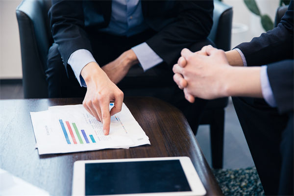 市場突變沖垮計劃，如何構(gòu)建滾動調(diào)整的動態(tài)校準機制？