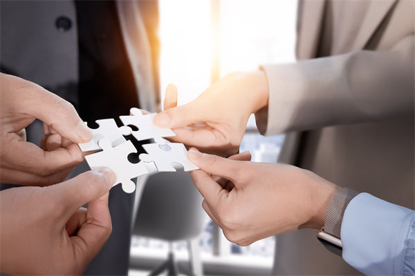 把頂層設(shè)計(jì)和問(wèn)計(jì)于民統(tǒng)一起來(lái)，對(duì)企業(yè)戰(zhàn)略的啟示