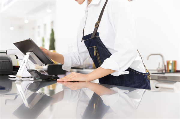 29歲女演員回應在餐廳當服務員，人力資源怎么看？