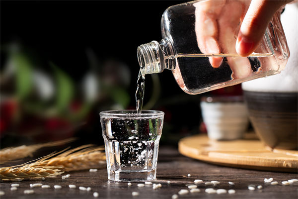 白酒遇冷，集體“降度”，關(guān)聯(lián)企業(yè)有何營(yíng)銷啟示？