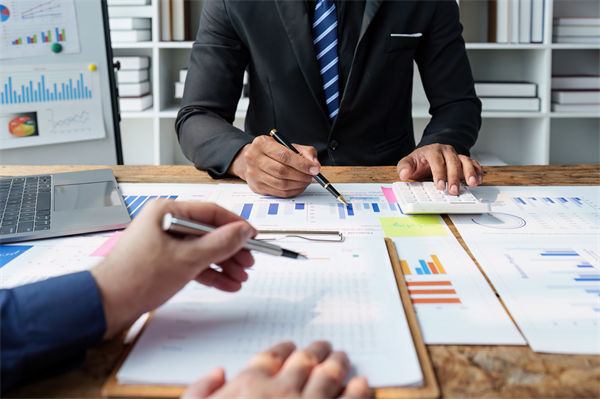 效能提升乏力，數(shù)智化咨詢(xún)?cè)鯓訁f(xié)助找到破局支點(diǎn)？