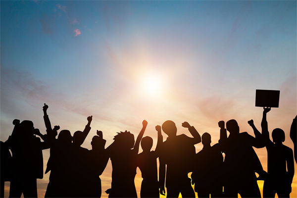 多家公司通知帶薪放假看閱兵，績效管理有何啟示？